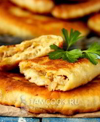 Жареные пирожки с курицей, луком и морковью