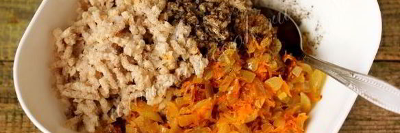 жареные пирожки с курицей, луком и морковью