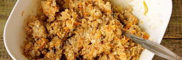 жареные пирожки с курицей, луком и морковью