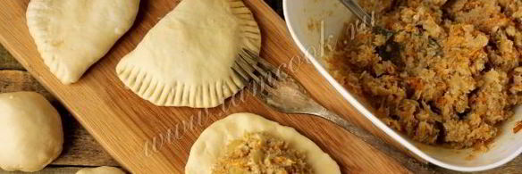 жареные пирожки с курицей, луком и морковью