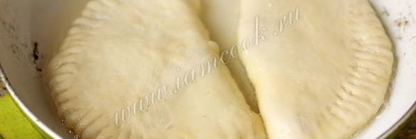 жареные пирожки с курицей, луком и морковью