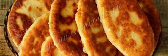 жареные пирожки с курицей, луком и морковью