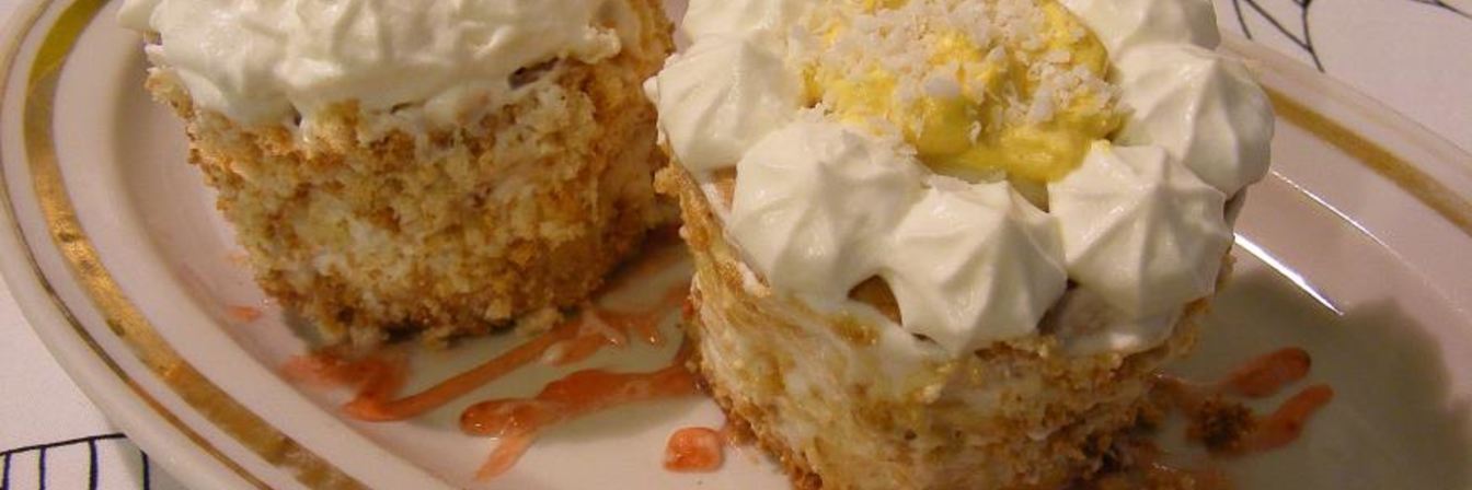 Бисквитные пирожные Маргаритки с заварным кремом и сливками
