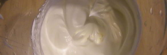 бисквитные пирожные маргаритки с заварным кремом и сливками