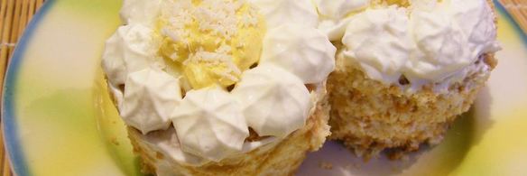 бисквитные пирожные маргаритки с заварным кремом и сливками