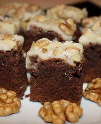 Брауни с глазурью и орехами