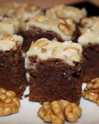 Брауни с глазурью и орехами