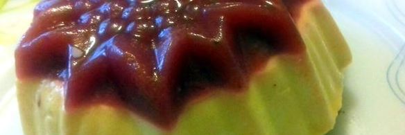 муссовое пирожное с персиком и смородиной