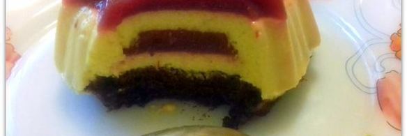 муссовое пирожное с персиком и смородиной