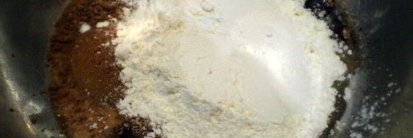 муссовое пирожное с персиком и смородиной