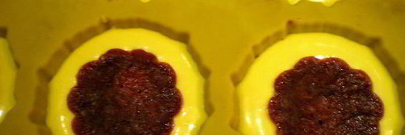 муссовое пирожное с персиком и смородиной