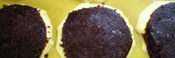 муссовое пирожное с персиком и смородиной