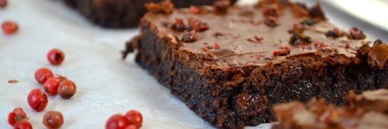 Очень шоколадный брауни с розовым перцем