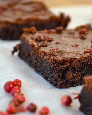 Очень шоколадный брауни с розовым перцем
