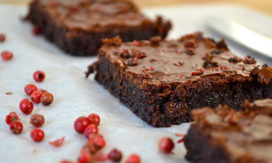 Рецепт очень шоколадного брауни с розовым перцем