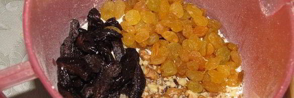 пирожное с черносливом, изюмом и орехами