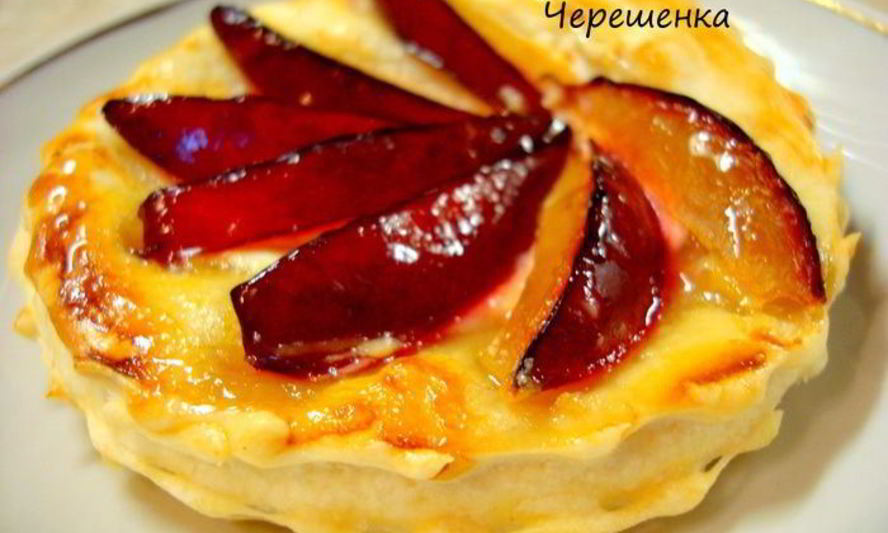 Рецепт пирожных со сливой, манго и козьим сыром