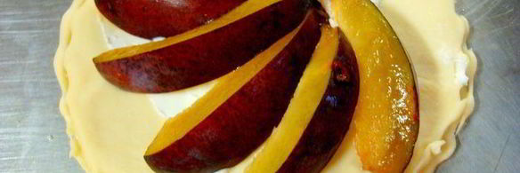 пирожные со сливой, манго и козьим сыром