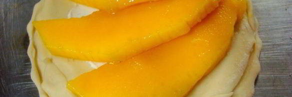 пирожные со сливой, манго и козьим сыром