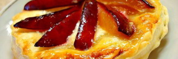 пирожные со сливой, манго и козьим сыром