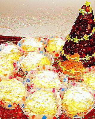 Ванильные пирожные с белым шоколадом и кедровыми орешками Розы в снегу