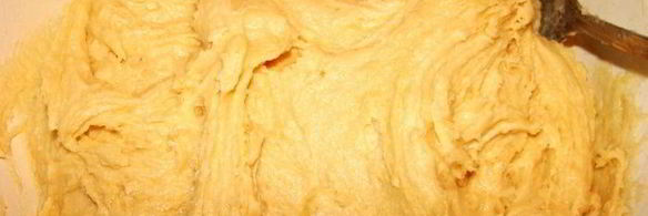 ванильные пирожные с белым шоколадом и кедровыми орешками розы в снегу