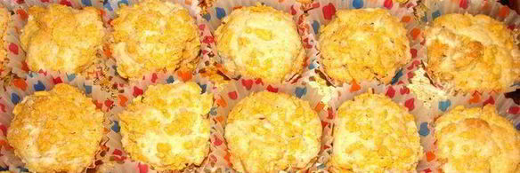 ванильные пирожные с белым шоколадом и кедровыми орешками розы в снегу