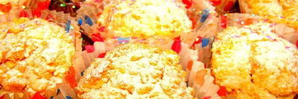 ванильные пирожные с белым шоколадом и кедровыми орешками розы в снегу