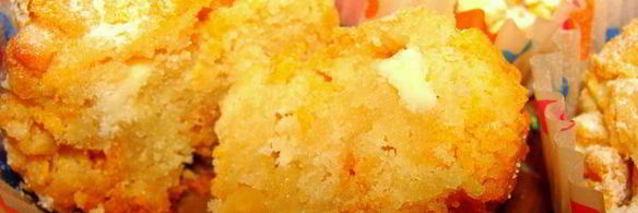 ванильные пирожные с белым шоколадом и кедровыми орешками розы в снегу