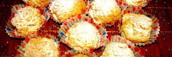 ванильные пирожные с белым шоколадом и кедровыми орешками розы в снегу