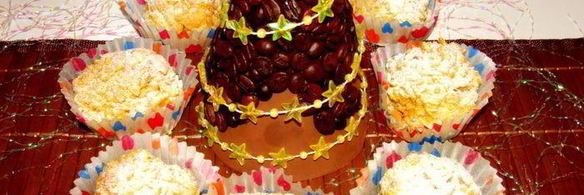 ванильные пирожные с белым шоколадом и кедровыми орешками розы в снегу