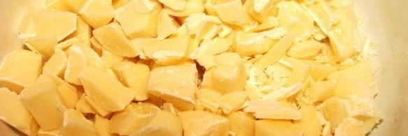 ванильные пирожные с белым шоколадом и кедровыми орешками розы в снегу