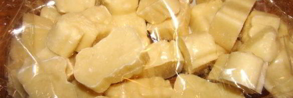 ванильные пирожные с белым шоколадом и кедровыми орешками розы в снегу