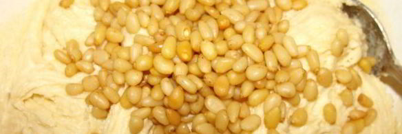 ванильные пирожные с белым шоколадом и кедровыми орешками розы в снегу