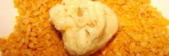 ванильные пирожные с белым шоколадом и кедровыми орешками розы в снегу