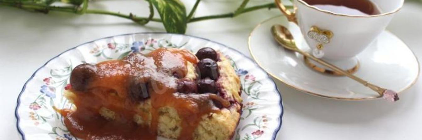 Вишневое пирожное с карамельной подливкой