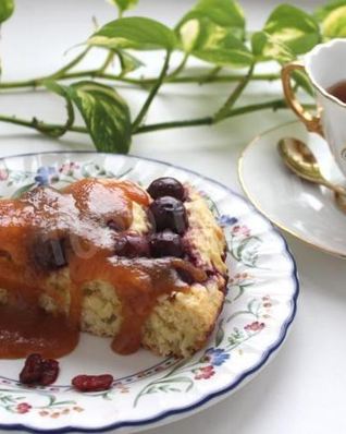 Вишневое пирожное с карамельной подливкой