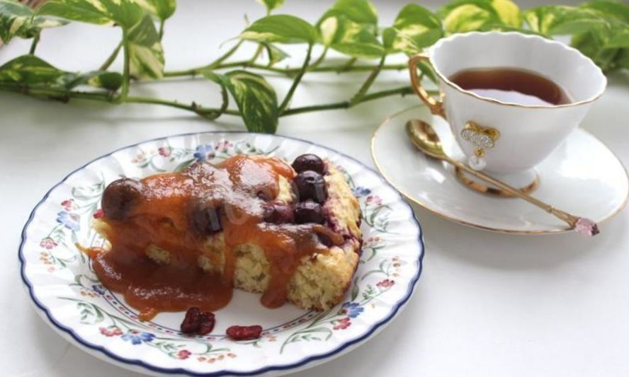 Рецепт вишневого пирожного с карамельной подливкой