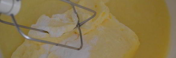 воздушное миндальное пирожное с ванильным ароматом