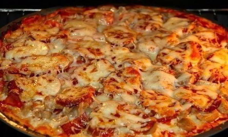 Рецепт домашней пиццы с колбасой пепперони