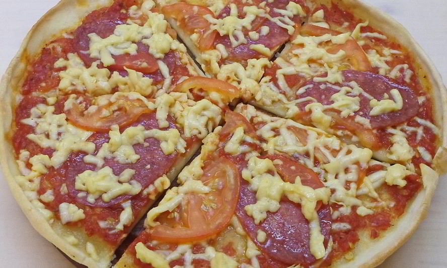 Рецепт домашней пиццы с копченой колбасой