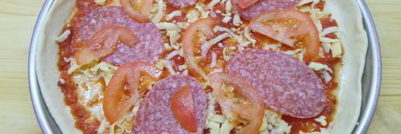 домашняя пицца с копченой колбасой