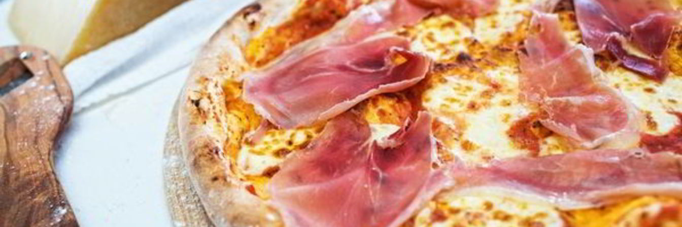 Домашняя пицца с пармской ветчиной