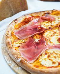 Домашняя пицца с пармской ветчиной