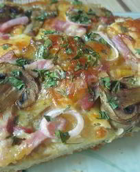 Домашняя толстая пицца с грибами