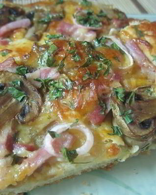 Домашняя толстая пицца с грибами