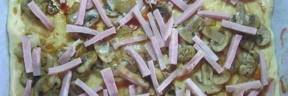 домашняя толстая пицца с грибами