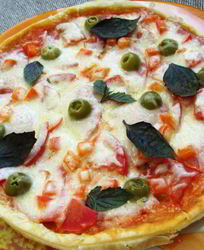 Итальянская пицца с сыром моцарелла