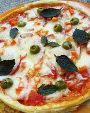 Итальянская пицца с сыром моцарелла