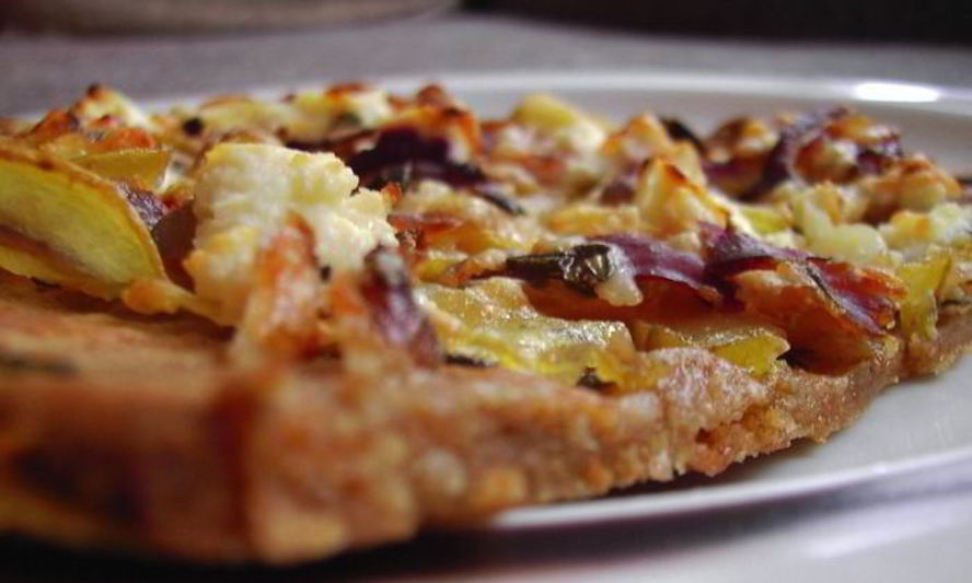 Рецепт картофельной пиццы с чесноком, козьим сыром и розмарином